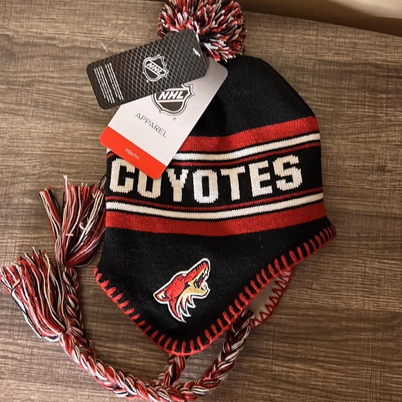 NHL NWT Youth Tasseled Pompom Beanie Black/Red OSFM - Picture 3 of 3